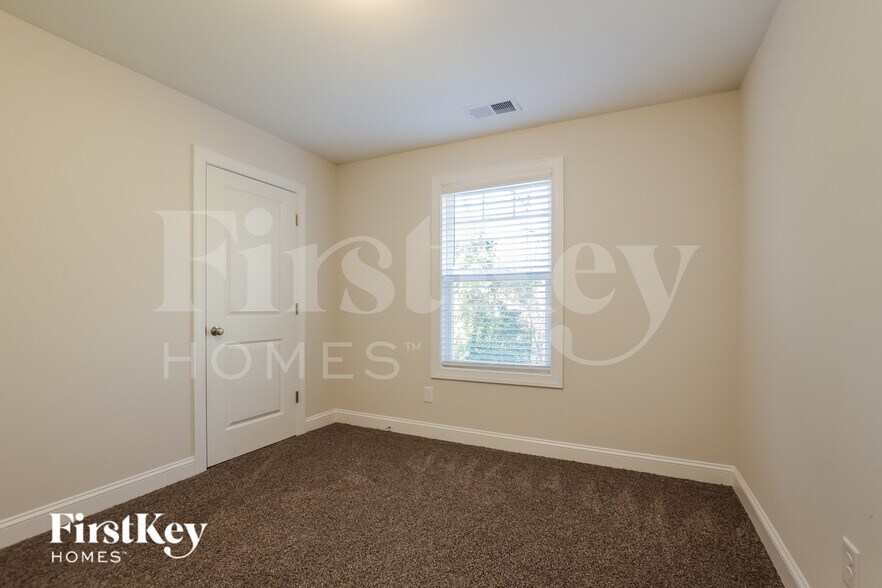 Building Photo - 6631 Rockwell Blvd W