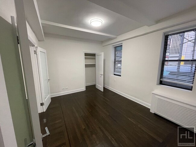 Building Photo - 140 W 55th St