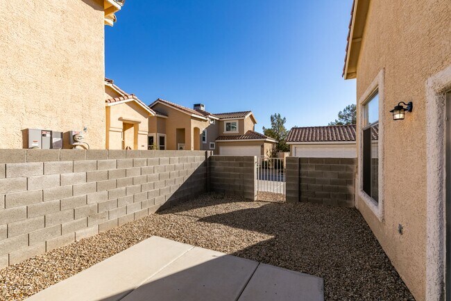 Building Photo - GORGEOUS HOME WITH TONS OF UPGRADES*GATED COMMUNITY WITH A COMMUNITY POOL*