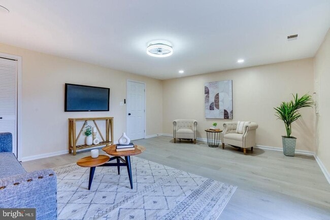 Building Photo - 8213 Roxbury Dr