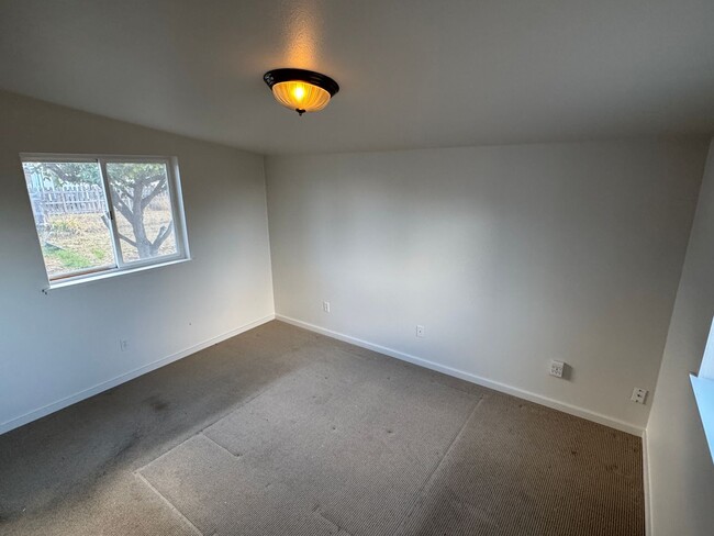 Building Photo - Relaxed Living in West Ellensburg