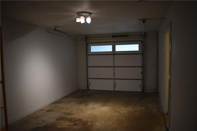 Building Photo - 2701 Twin Oaks Dr