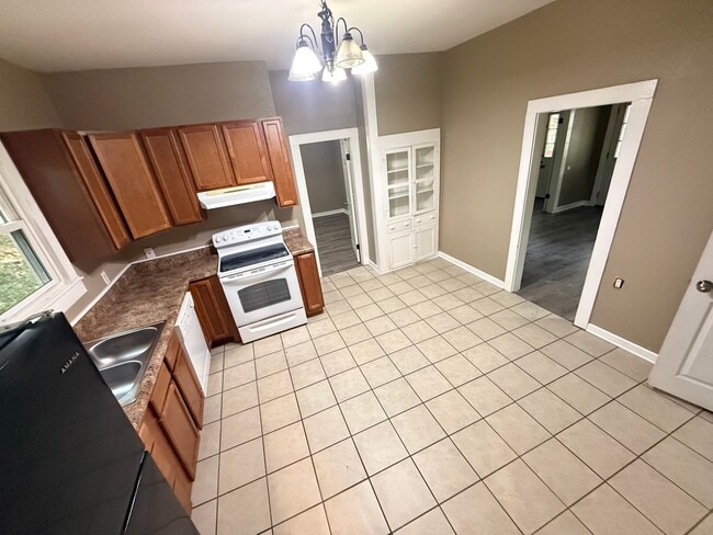 Building Photo - 1326 E Harper Ave