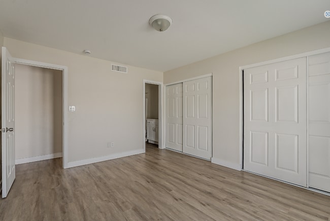 Building Photo - Beautifully remodeled 3bed/2ba Townhome - Ask about our Move-in Specials