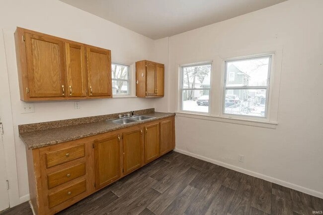 Building Photo - 914 W 6th St