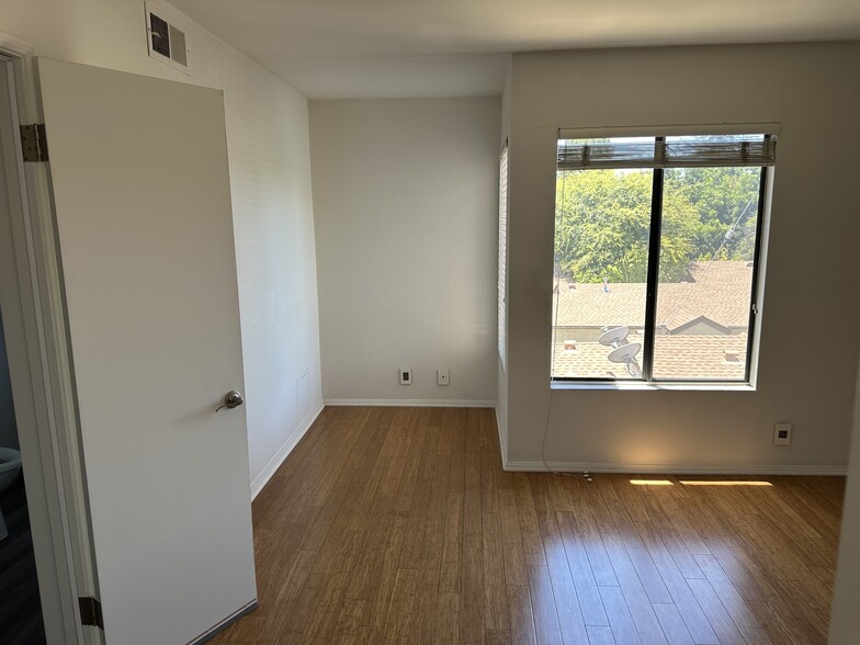 Building Photo - 609 S El Molino Ave