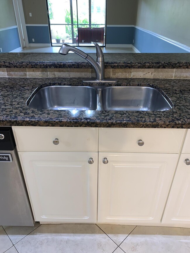 Building Photo - 2015 Coral Ridge Dr