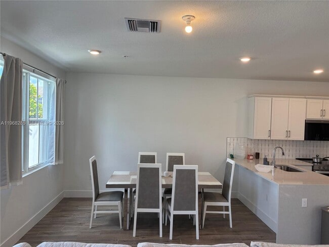 Building Photo - 146 SW 170th Ave