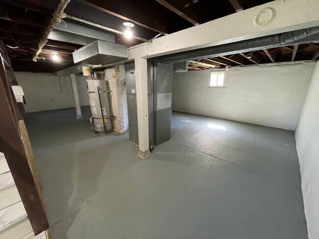 Building Photo - 4br/2ba house with fenced yard & detached garage
