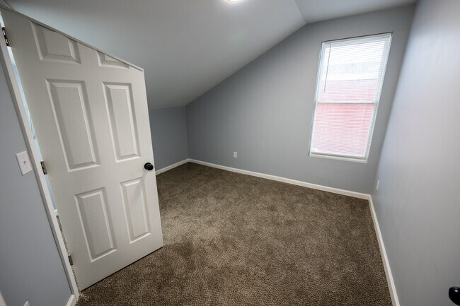 Building Photo - 411 Hodge St