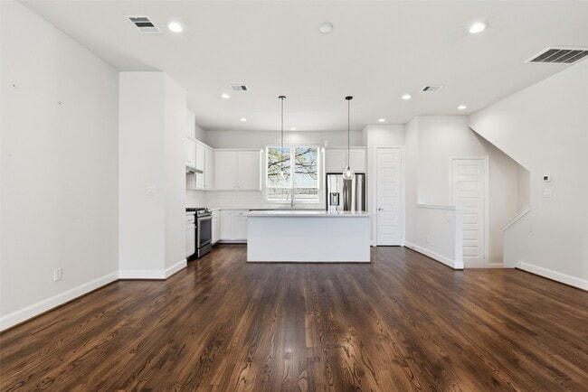 Building Photo - 3024 Charline