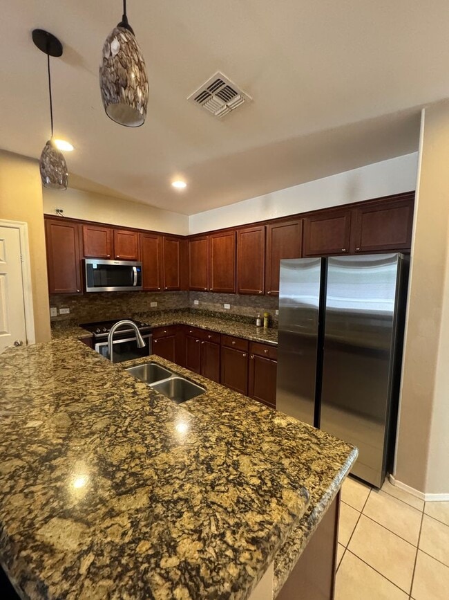 Building Photo - 4 bedroom 2 bath home