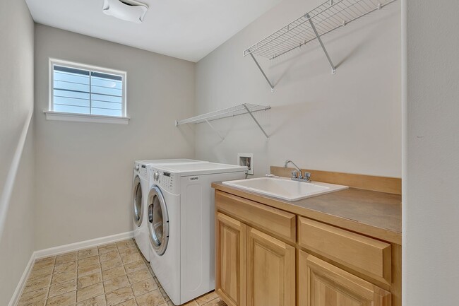 Building Photo - Must see in beautiful Redmond neighborhood