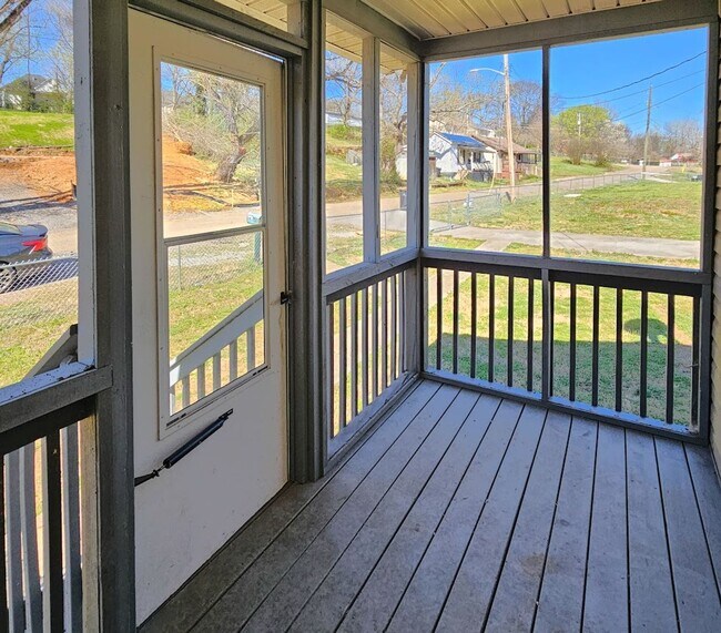 Building Photo - Knoxville 37921 - 3 bedroom, 2 bath Duplex - Contact Ryan Fogarty 865-333-4840