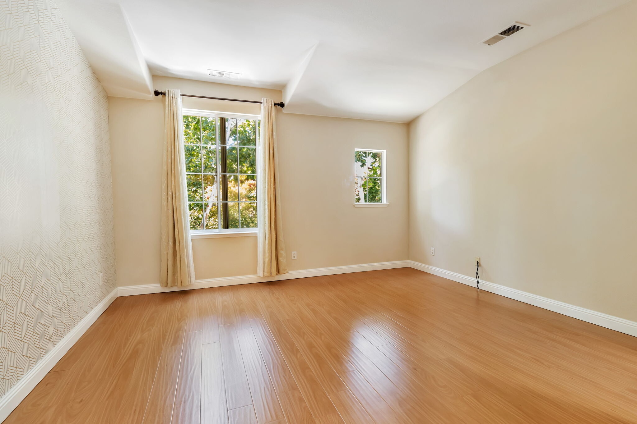 Building Photo - 3162 Silverland Dr