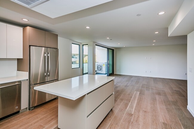 Building Photo - 328 N Maple Dr