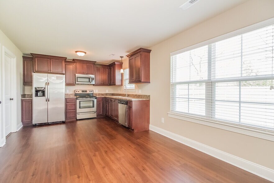 Building Photo - 8427 Manor Farm Dr