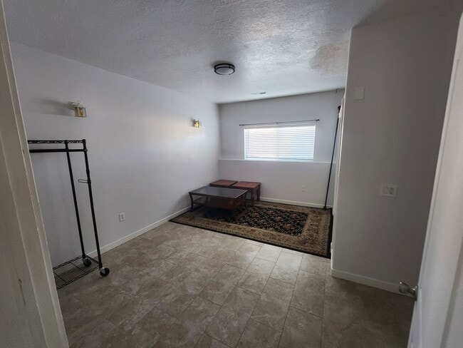 Building Photo - *utilities included* 3 bed 2 bath house in...