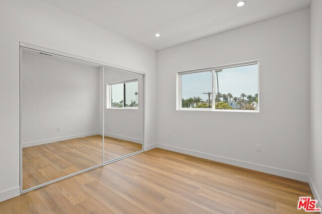 Building Photo - 4527 W 17th St