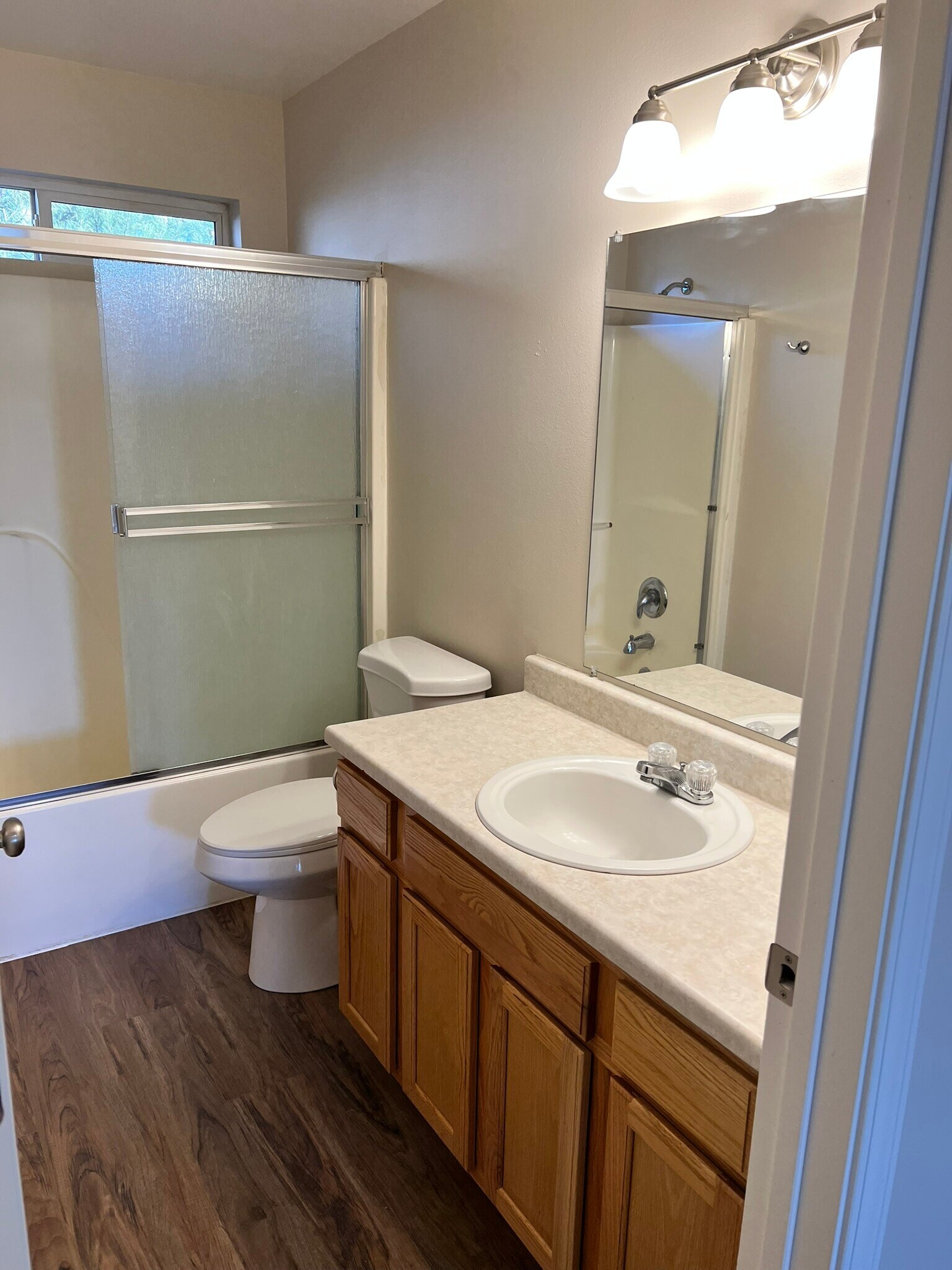 Building Photo - 5553 Glenridge Way
