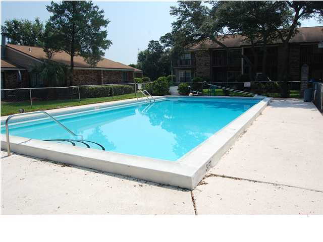 Building Photo - "Charming 2-Bed Townhouse with Spacious Living in Fort Walton Beach!"