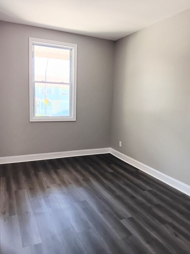 Building Photo - Gorgeous 4 bed, 2 bath located in the Heart of East Chicago