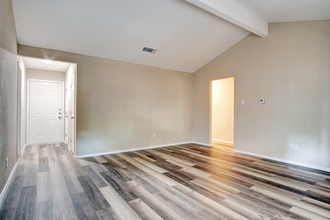 Building Photo - 2402 Ozark Dr