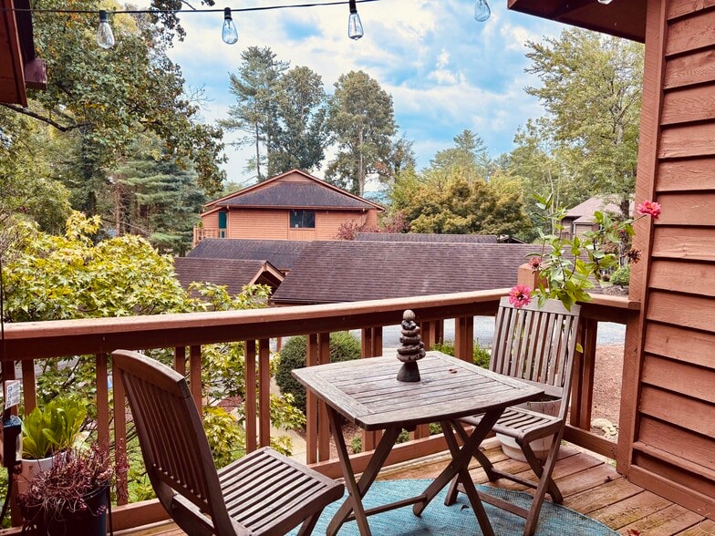 deck seating - 551 Courtwood Ln