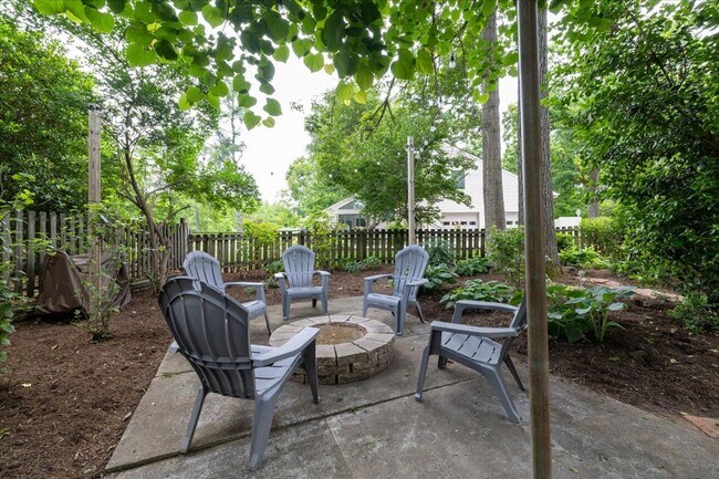 Building Photo - Spacious Home with Fenced Yard Exclusive Access to Hethwood Amenities