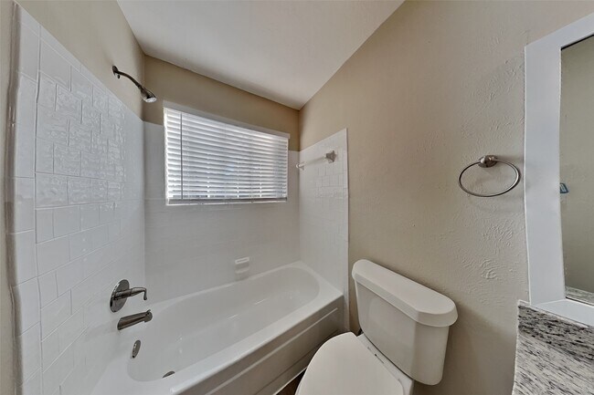 Building Photo - 16923 Poplar Hill St