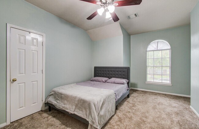 Building Photo - 3203 Blaesser Dr