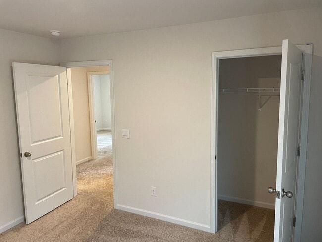 Building Photo - Fantastic FIVE Bedroom THREE FULL baths Ho...