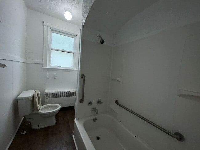 Building Photo - 5 bed 2 bath