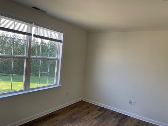 Building Photo - Spacious Duplex close to schools and shopping. Move in mid-June