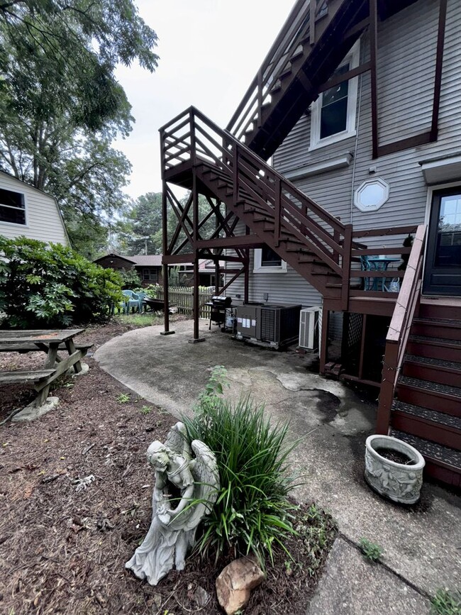 Building Photo - Charming 2-Bedroom Apartment with River Views