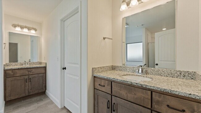 Building Photo - "Charming 3-Bed Oasis with Granite Touches & Cozy Fireplace in Bentonville!"