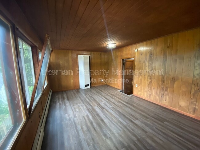 Building Photo - 513 Village St