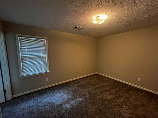 Building Photo - Cozy and Affordable!!