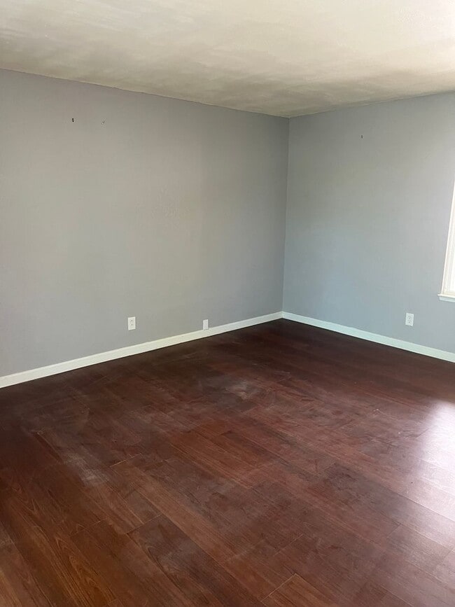 Building Photo - Spacious Apartment in North Reno