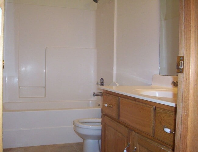Building Photo - Beautiful 3 bedroom house in quiet mature neighborhood!