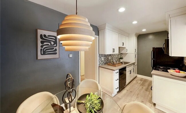 Building Photo - "Chic 1-Bed Santa Monica Retreat: Hardwood...