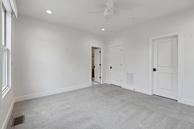 Building Photo - 206 S 10th St
