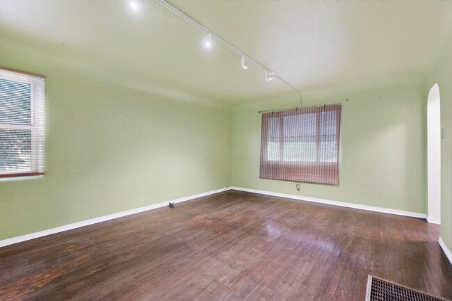 Building Photo - UPTOWN 2/bd 1/ba 1/cg 950/sf