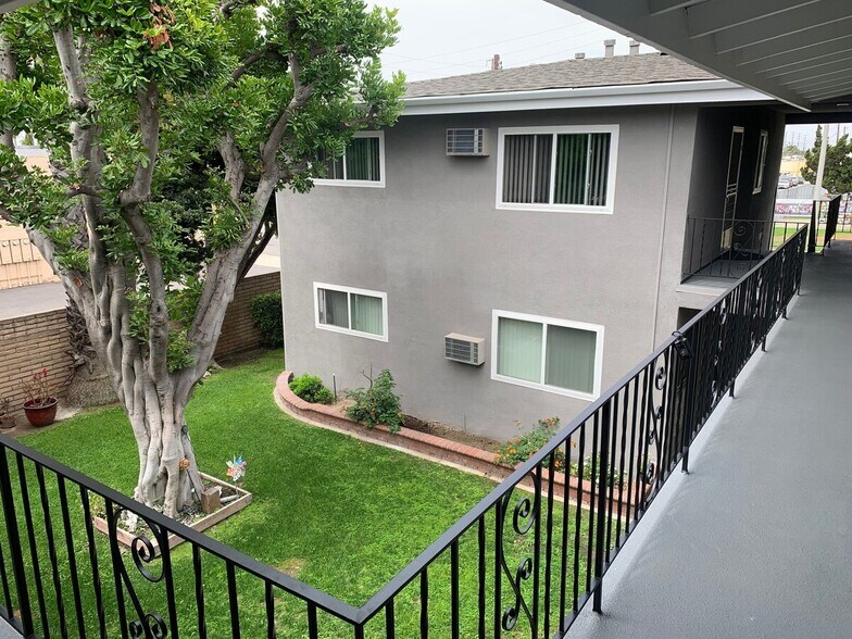 Courtyard - 130 Valley Home Ave