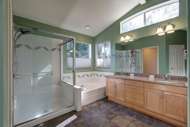 Building Photo - Beautiful 3bd, 2.5ba Home in Klahanie Avai...