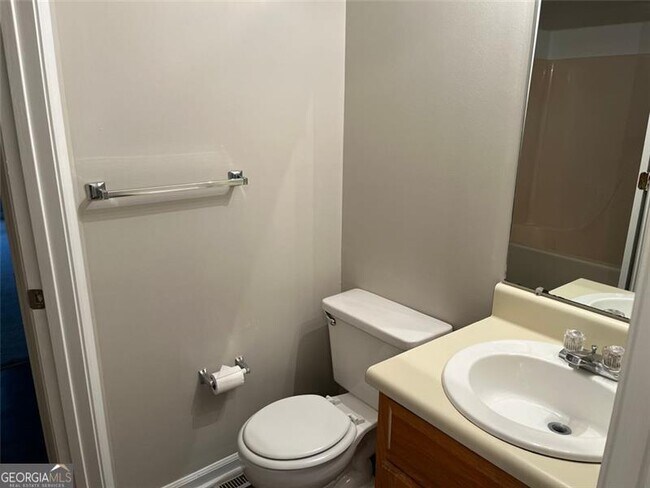 Building Photo - 326 Leafmore Rd SW