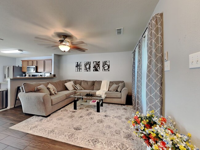 Building Photo - $500 off FIRST FULL MONTH RENT WITH MOVE I...