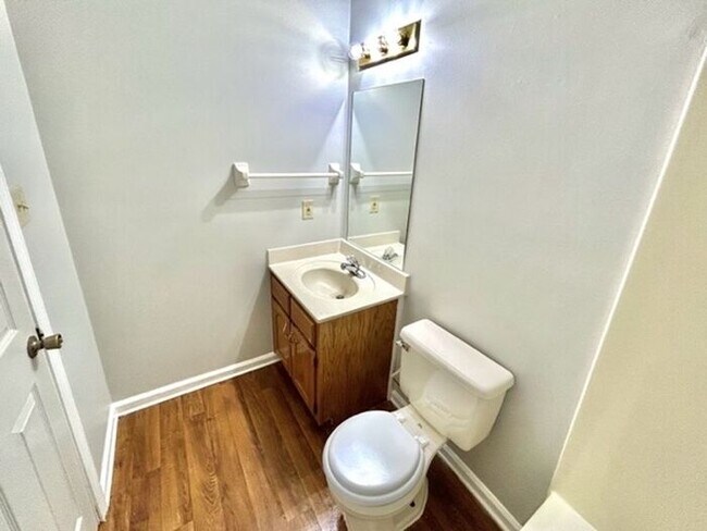 Building Photo - Available Now! 3 Bedroom 2 Bath Home in Co...