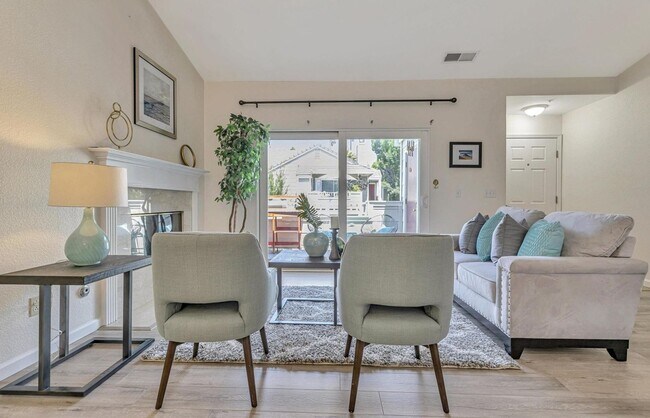 Building Photo - Beautifully Updated 2-Bed, 2-Bath Condo in...