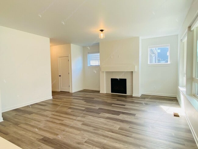Building Photo - Bright & Spacious SE Bend Retreat with Vau...